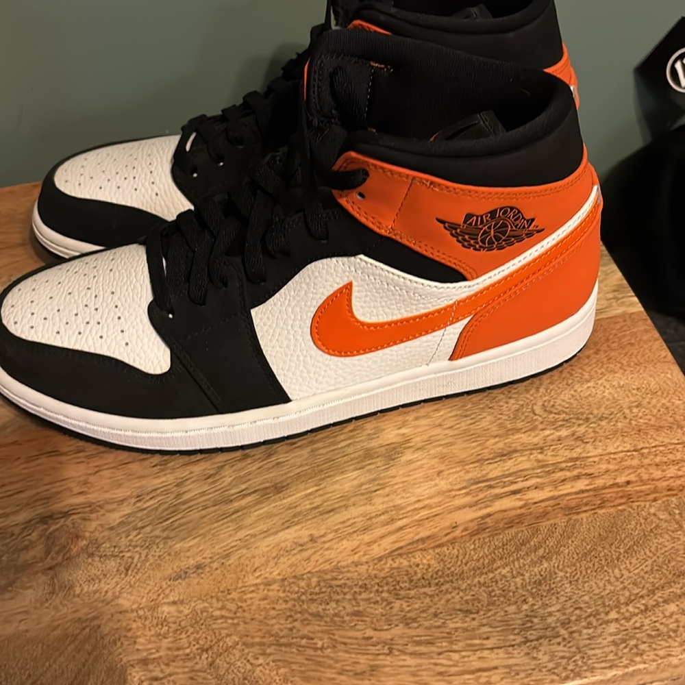 Nike Air Jordan 1 Mid
NWOB - Picture 4 of 8